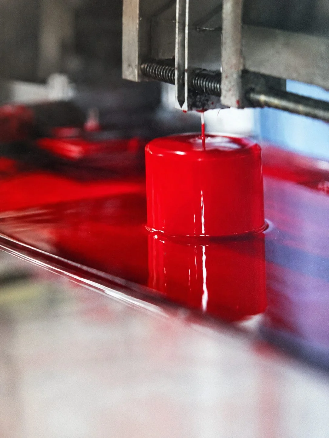 Colata della cera rossa nel laboratorio Cereria Cicogna